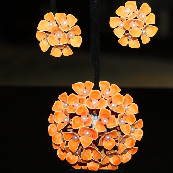 Beautiful Enamel and baby pearls adorn this brooch & clip back earrings - Picture 4 of 16